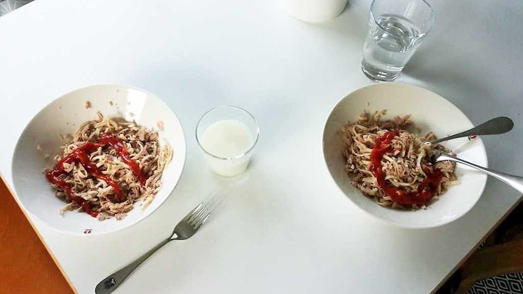 Kuvassa erään äidin tarjoamat nuudelit ja tonnikala.