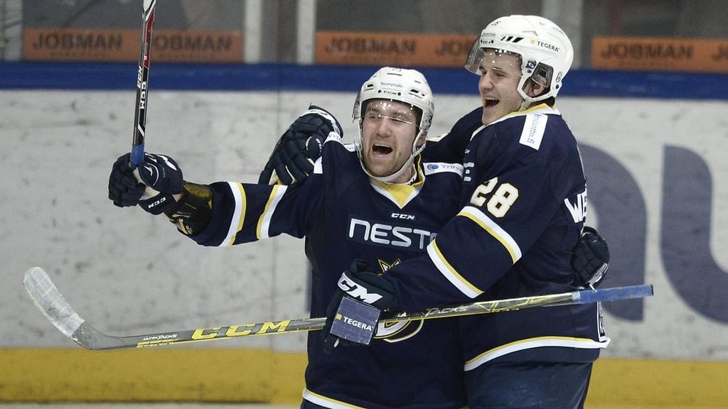 Ilmari Pitkänen (vas.) on ottanut roolia pokeripöydässä.