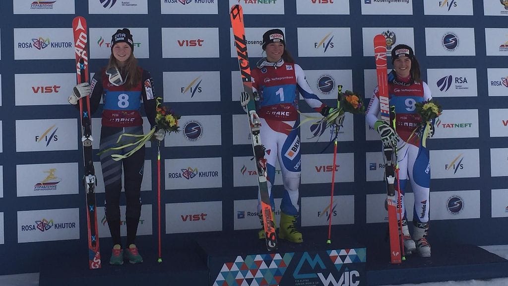 Riikka Honkanen (vas.) palkintokorokkeella Sotshissa.