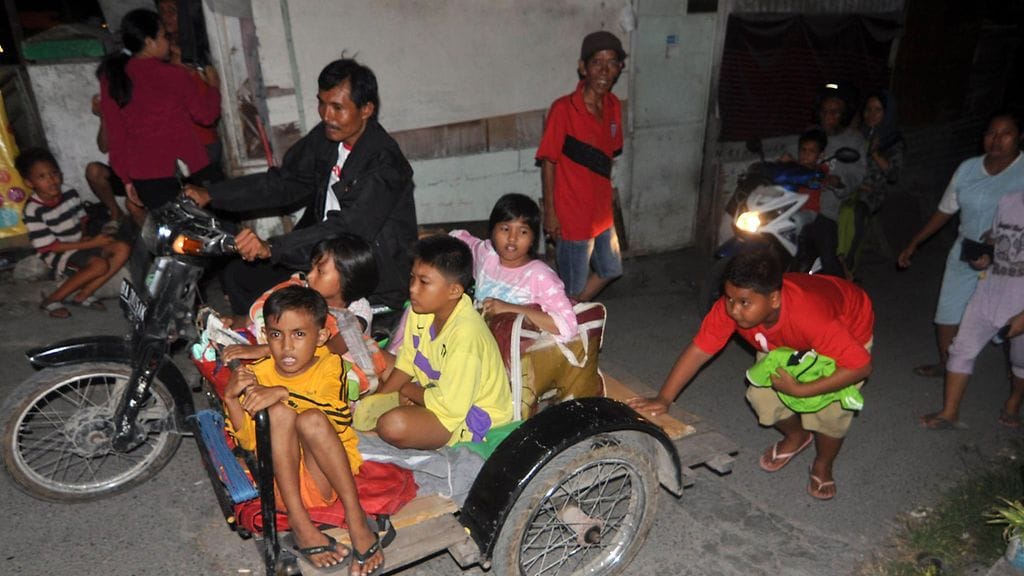 Padangin asukkaat ajoivat järistysalueelta turvaan.