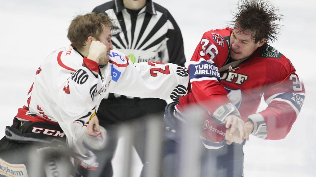 Sportin Otto Karvinen ja HIFK:n Joonas Järvinen tappelivat Helsingissä.