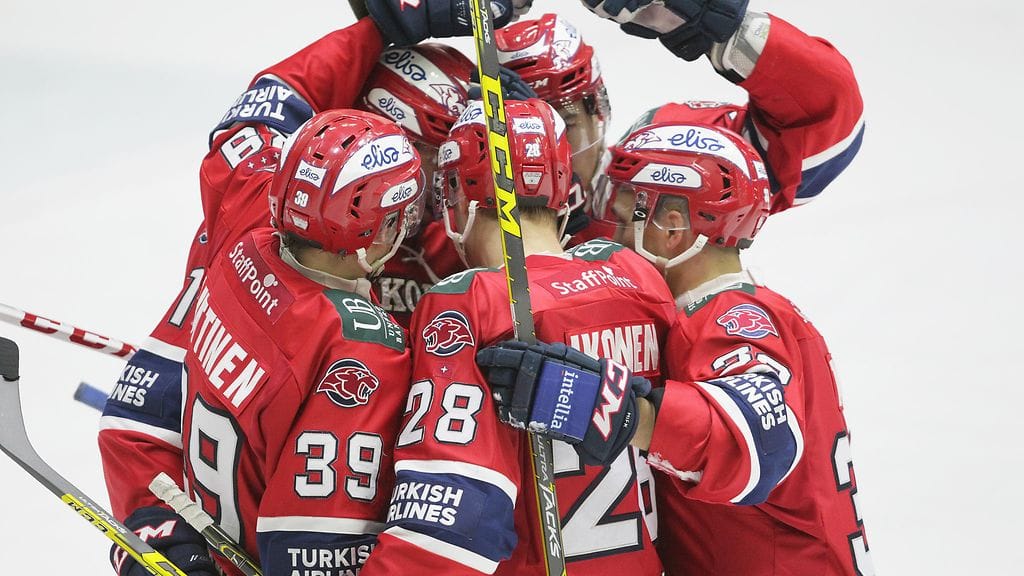 HIFK:n pelaajat juhlimassa Jasse Ikosen 2-0-maalia.