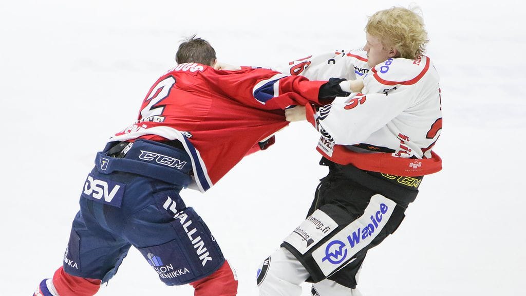 Matt Generous ja Tommi Tikka nyrkkihippasilla.