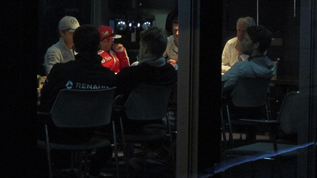 Kimi Räikkönen F1-kuskien palaverissa