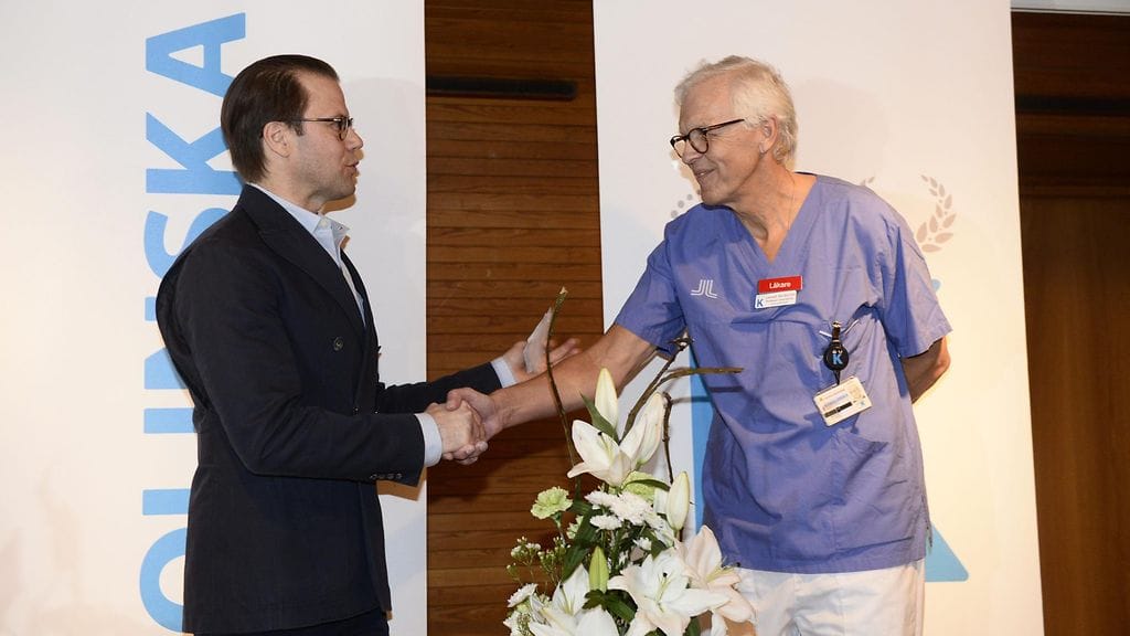 Prinssi Daniel kättelee lääkäri Lennart Nordstromiä myöhäisillan tiedotustilaisuudessa.