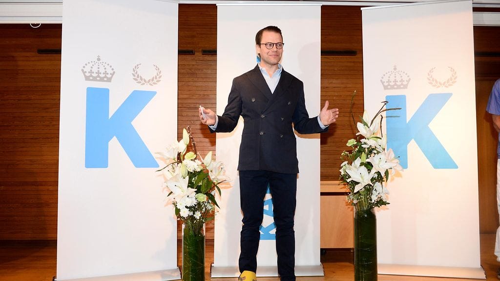 Prinssi Daniel tiedotustilaisuudessa myöhään illalla kertomassa poikansa syntymästä.