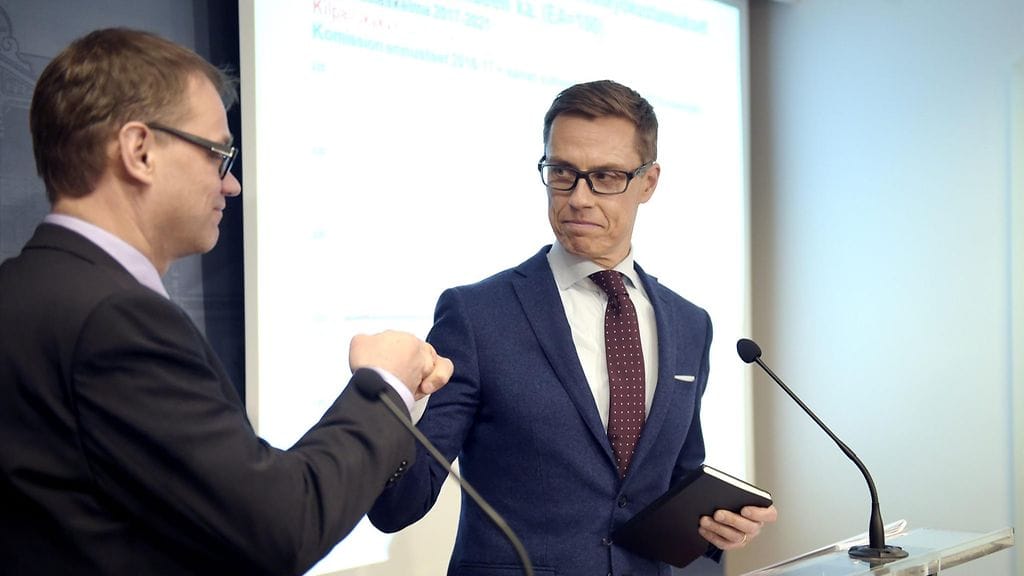 Pääministeri Juha Sipilä ja valtionvarainministeri Alexander Stubb juhlistivat yhteiskuntasopimusehdotuksen hyväksymistä niin sanotulla fist pumpilla.