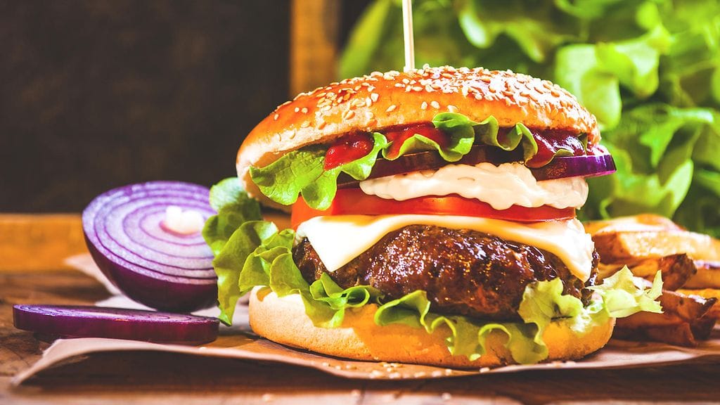 Hampurilaispihviin kannattaa käyttää riittävän rasvaista lihaa.