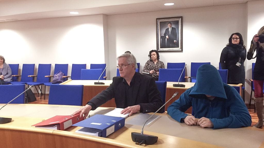 Joutsenon teinisurmasta syytetty mies suojasi päänsä hupulla oikeudessa.