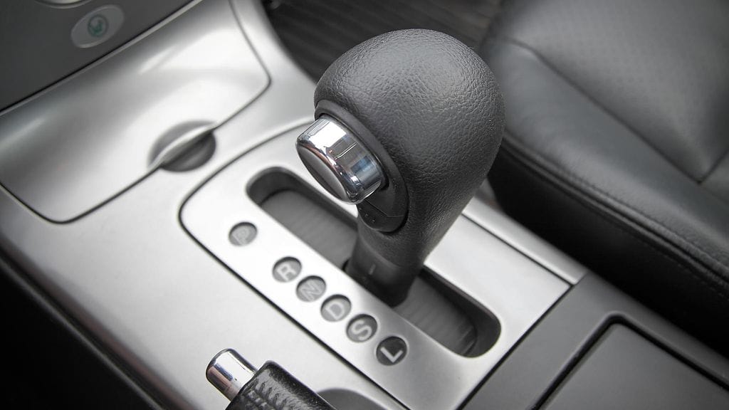 Yhä useampi auto on automaattivaihteinen.