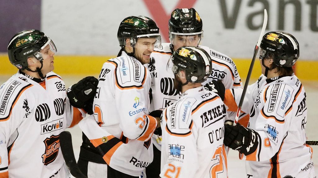 KooKoon Jarkko Malinen (toinen vas.) tietää illan ottelun panoksen.