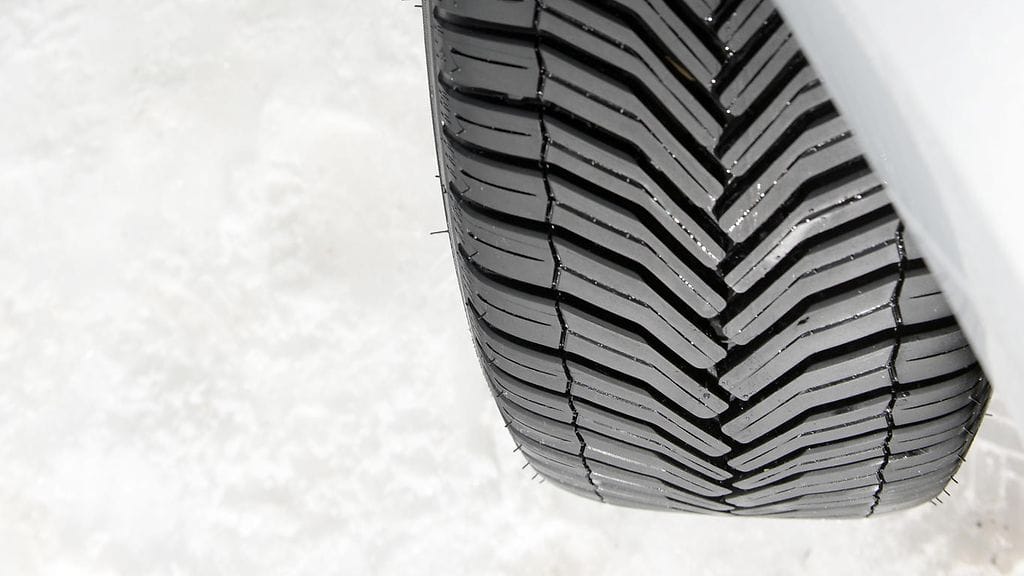 Tältä näyttää kesärengas, jossa on talvirenkaan ominaisuuksia.