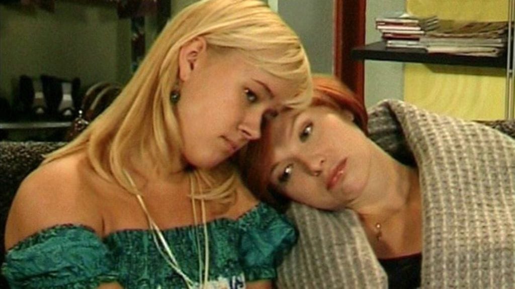 Peppi Puolakka (Sara Säkkinen) ja Veera Puolakka (Mirva Kuivalainen). Kuva:MTV3