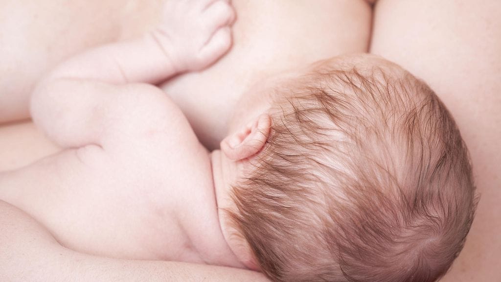 Äidin julkaisema imetyskokemus haluaa levittää tietoa siitä, että imettäminen ei aina suju suunnitelmien mukaan.