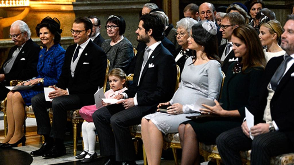 Oscarin jumalanpalvelus. Estelle löysi paikkansa isänsä Danielin ja enonsa Carl Philipin välissä. Kuva: Anders Wiklund / TT