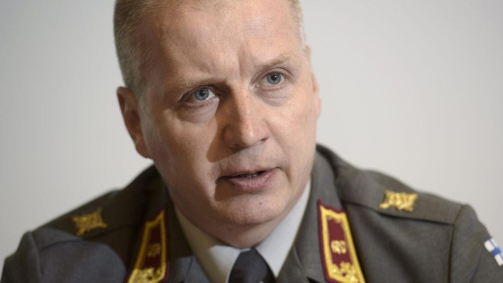 Prikaatikenraali Petri Hulkko kertoi suomalaissotilaiden osallistumisesta koulutusyhteistyöhön Pohjois-Irakissa Kurdistanin itsehallintoalueella tiedotustilaisuudessa Helsingissä toukokuussa 2015.