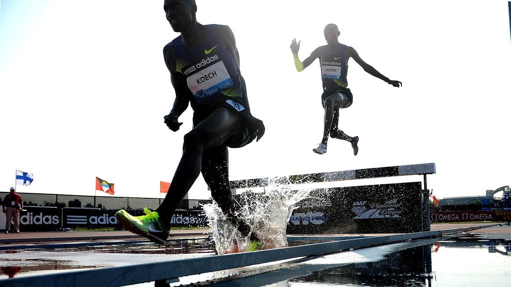 Estejuoksijat vauhdissa ensimmäisessä New Yorkin Timanttiliigan kisassa 2010.