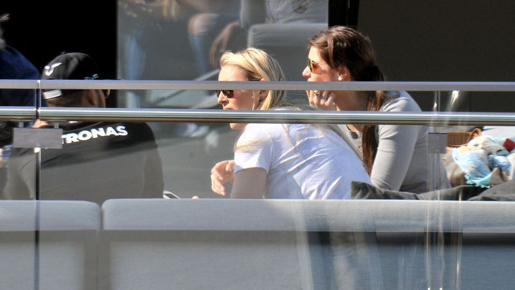 Lewis Hamilton ja Lindsey Vonn vaihtoivat kuulumisia Barcelonassa keskiviikkona.