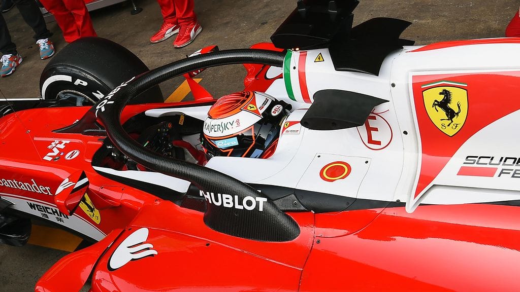 Kimi Räikkönen testasi pääsuojaa Ferrarissaan torstaina.