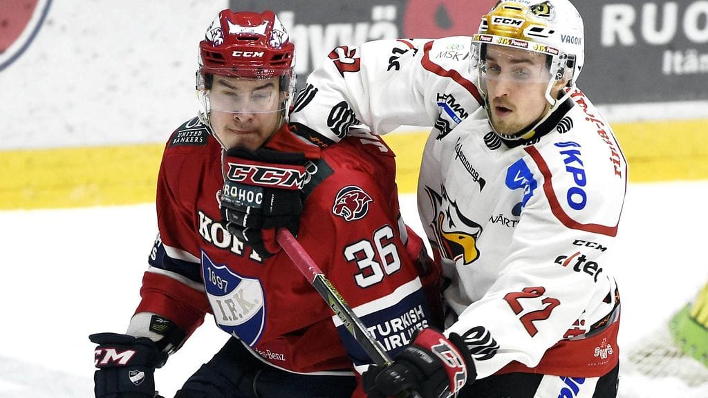 Sportin Otto Karvinen (oik.) haastoi keskiviikkona HIFK:n Joonas Järvisen (vas.) tappeluun.