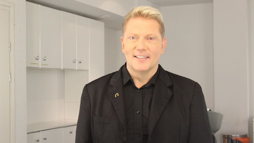 Vesa Keskinen oli erittäin hyväntuulisena talk show'n kulisseissa.