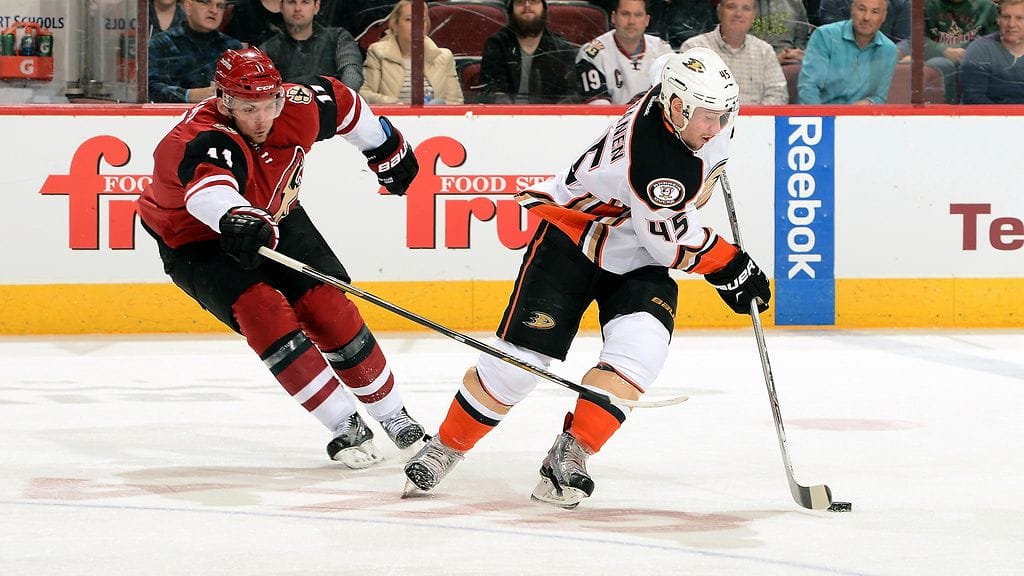 Sami Vatanen (oik.) on NHL:n puolustajien pistepörssissä sijalla 19.