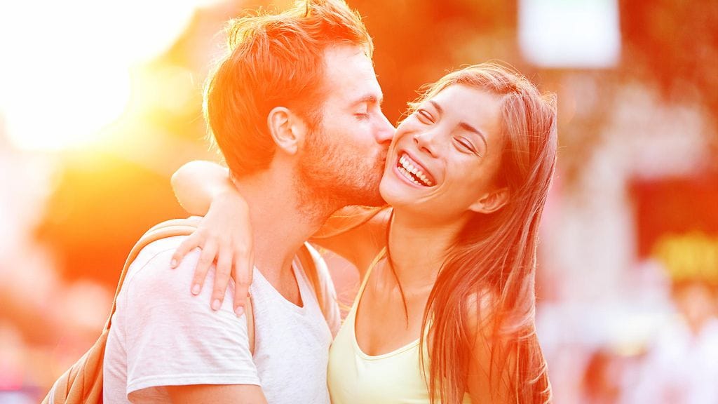 Mies, joka on kasvanut siskojen ympäröimänä, osaa suhtautua erilaisiin parisuhdetilanteisiin hieman eri näkövinkkelistä.