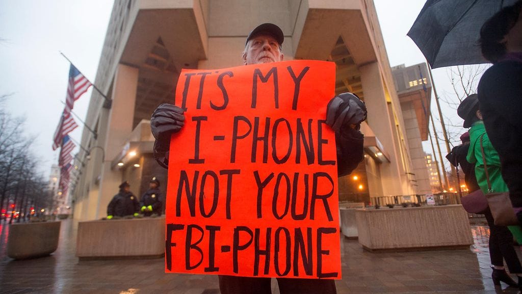 Mies osoitti tukensa Applelle osoittaessa mieltään FBI:n pääkonttorin edessä helmikuun lopulla.