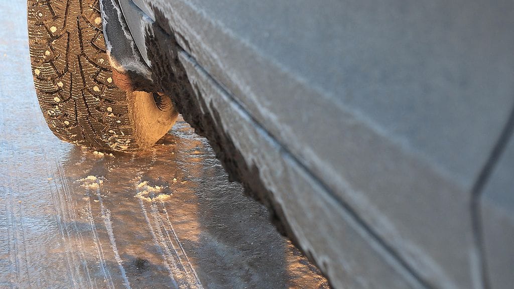 Auton talvirengas on lukkiutunut jarrutuksessa.