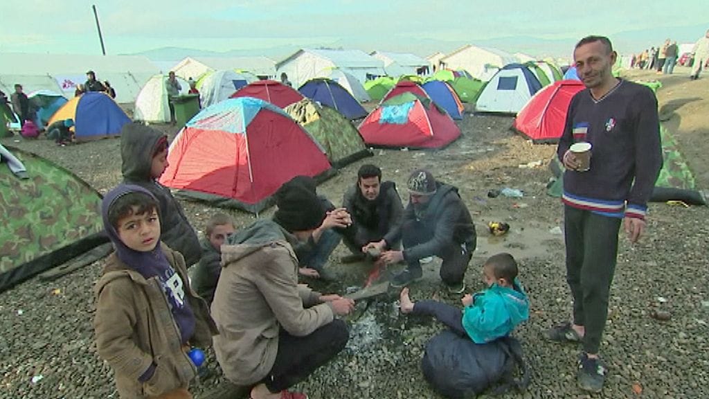 Pakolaisia Idomenissa Makedonian ja Kreikan rajalla, missä on jumissa massoittain ihmisiä lähes keskitysleirimäisiksi kuvatuissa oloissa.
