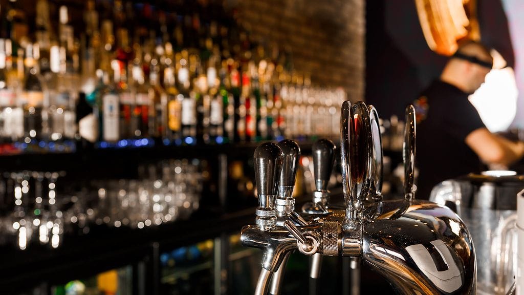 Asiakkailla ei ole asiaa baaritiskin taakse.