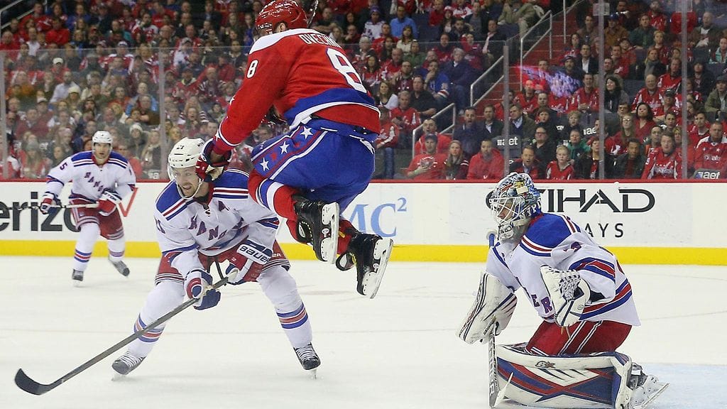 Aleksandr Ovetshkin loikki, muttei mahtanut mitään Antti Raannalle.