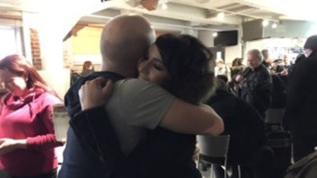 Janne ja Minna jälleennäkemisen riemua. Maajussit-risteily alkamassa