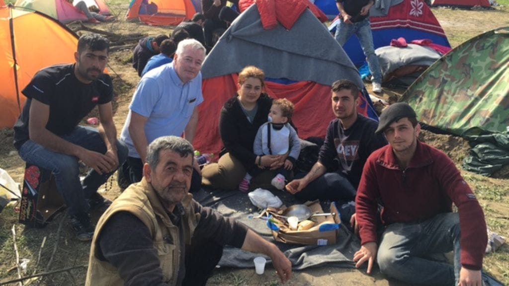 Kreikan pakolaistilanne alkaa olla hälyttävä. Ainakin 30 000 ihmistä on jumissa eri puolilla Kreikkaa odottaen pääsyä kohti Pohjois-Eurooppaa.  Kuvassa Tahirin perhettä ja MTV Uutisten kirjeenvaihtaja Petri Saraste.