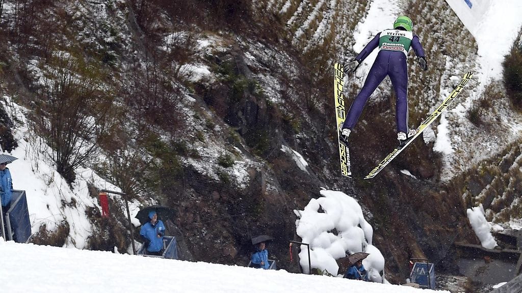Ilkka Herolalla jäi parannettavaa alastuloihinsa. Hän nousi hiihto-osuudella 12:nneksi.