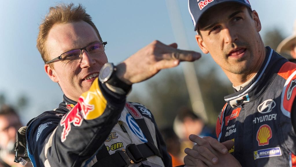 Jari-Matti Latvala (vas.) johtaa ylivoimaisesti Meksikon MM-rallia. Hyundain Dani Sordo (oik.) on kisassa kolmantena reilun kahden minuutin päässä suomalaisesta.