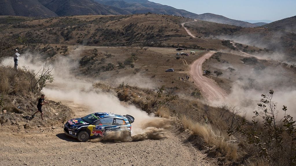 Jari-Matti Latvala johtaa kilpailua minuutin ja 34,1 sekunnin erolla Sebastien Ogieriin.