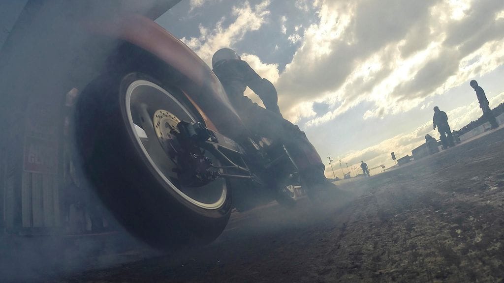 Pyöräilijä oli lähtenyt ohittamaan toista moottoripyörää. Kuvituskuva.