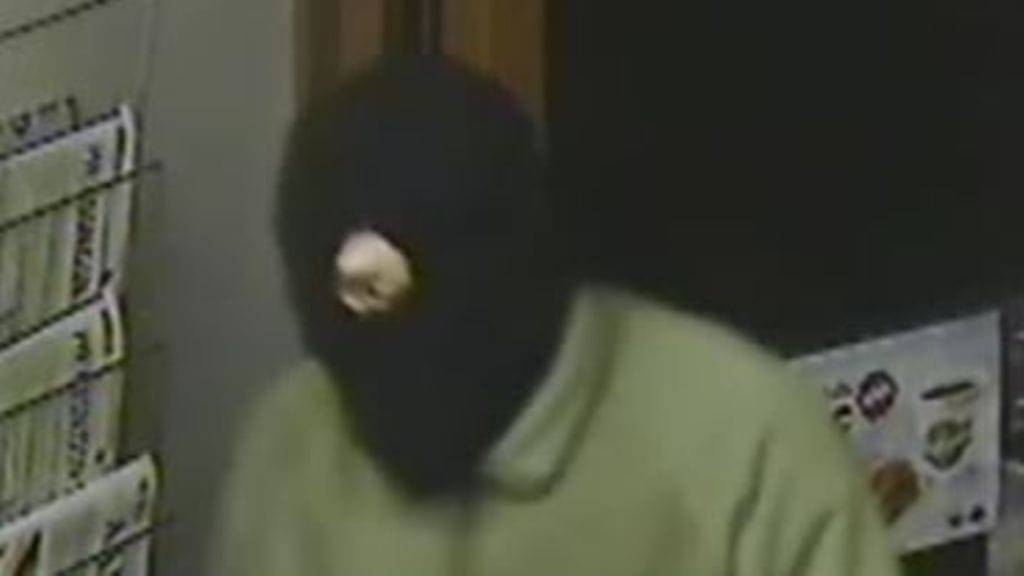 Tekijällä oli päässään kommandopipo, ja yllään tummat housut sekä vaaleanvihreä, mahdollisesti fleecekankainen takki. Jalassa kengät joiden pohjassa on vaalea raita.