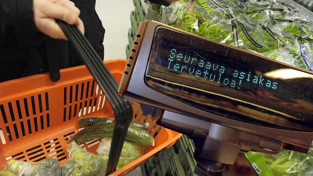 Ruokakaupan kassoille ja tiskeille ei synny jonoja öiseen aikaan, koska asiakkaita on vähemmän.