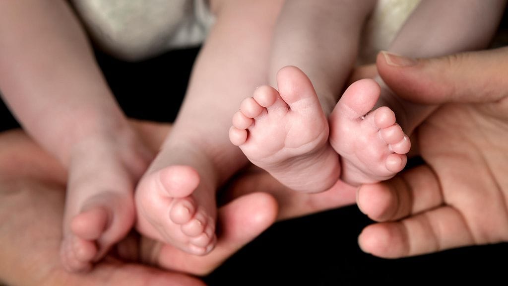 Tiistaina 60-vuotiaasta naisesta tuli äiti kahdelle terveelle pojalle.