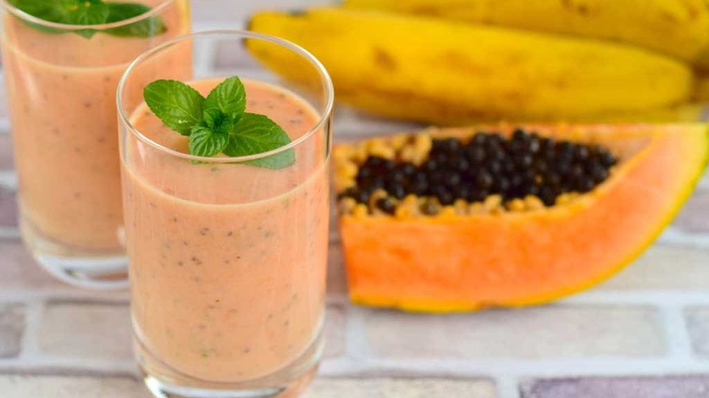 Papaijasta, jogurtista ja banaanista syntyy vatsaa hellivä, pehmeä smoothie.