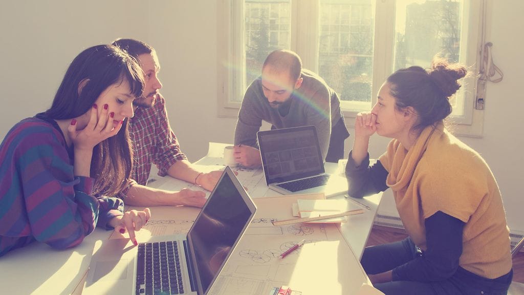 Millaisen viestin tällainen kehonkieli lähettää?