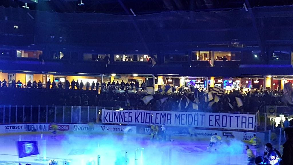 Tähän tapaan Bluesin kannattajat toivottivat joukkueet tervetulleiksi jäälle.