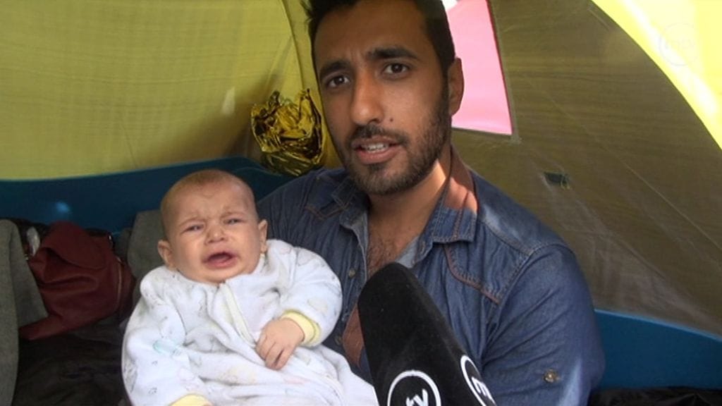 Syyrialainen Alepposta kotoisin oleva Abdullah ja hänen viisi kuukautta vanha poikansa Idomenin pakolaisleirillä Kreikassa. Perhe on ollut matkalla kuukauden, määränpäänä on Saksa.