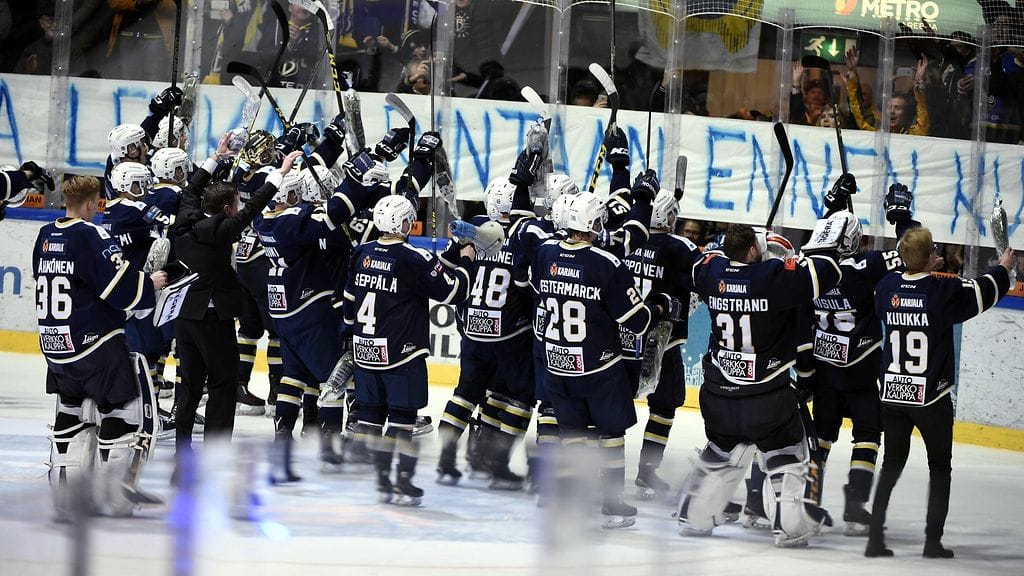 Blues-pelaajat kiittämässä faneja viimeisessä kotipelissä.