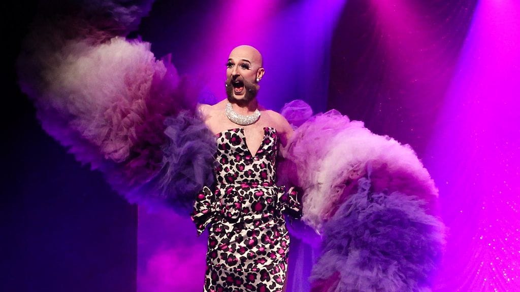 Waxie Moon esiintyi Helsinki Burlesque Festival 2016 -lavalla.