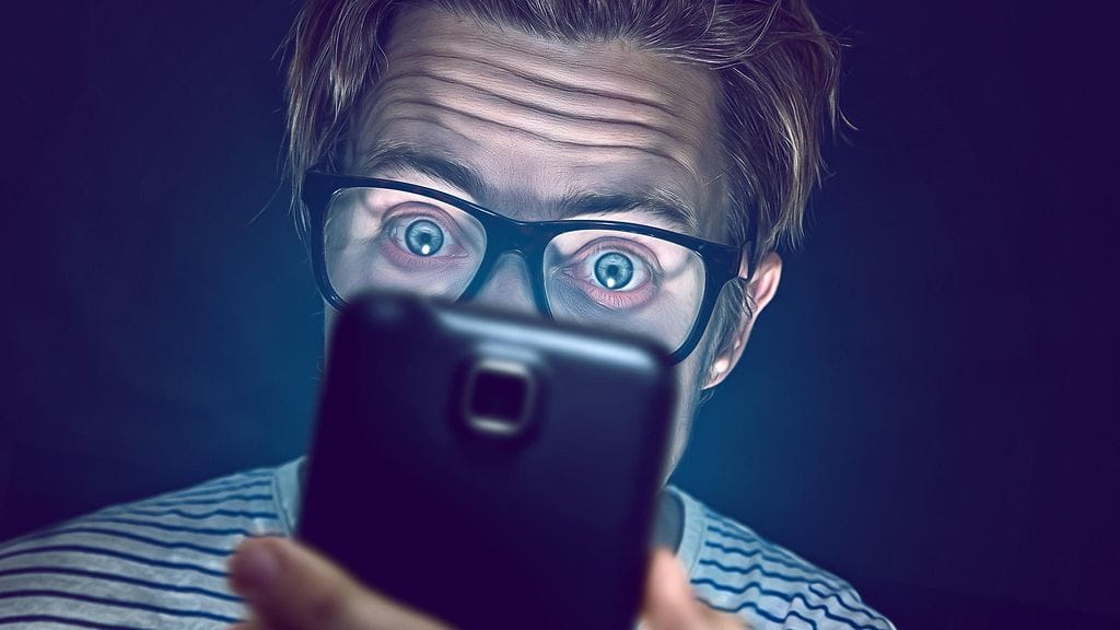 Puhelinriippuvuus voi oireilla esimerkiksi ahdistuneisuutena.