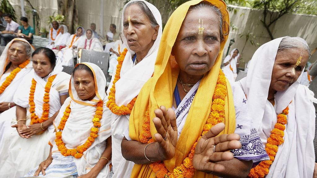 Aikaisemmin Intiassa oli tavallista, että naispuolinen leski poltettiin yhdessä kuolleen puolisonsa kanssa.