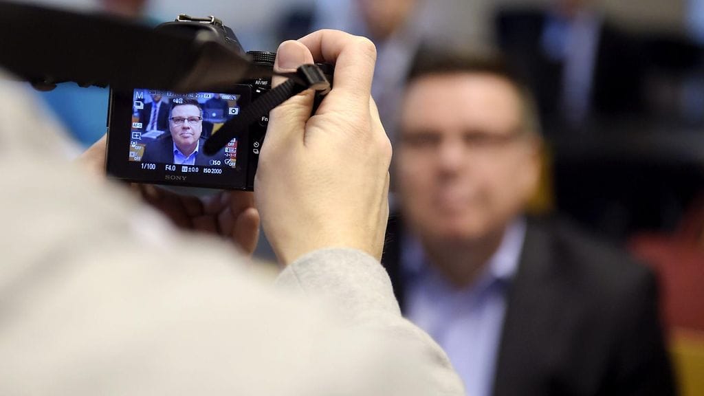 Syyttäjän ja en-jengiläisen näkemyksen mukaan lavastusyrityksen ideoi Aarnio ja hän toteutti sen yhdessä Vilhusen ja mahdollisesti Aarnion alaisten kanssa.